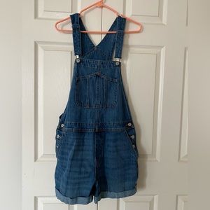 Old Navy Denim cuffed Shortall.
Side button entry, adjustable shoulder straps.